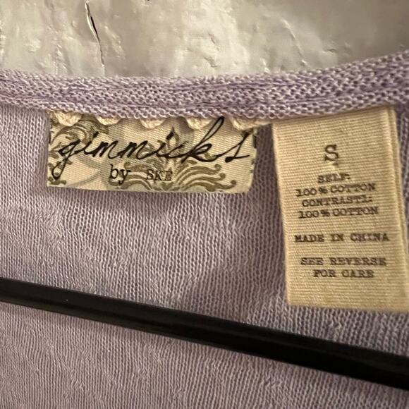 Gimmicks by bke purple lace trimmed v neck top size s - Picture 3 of 7